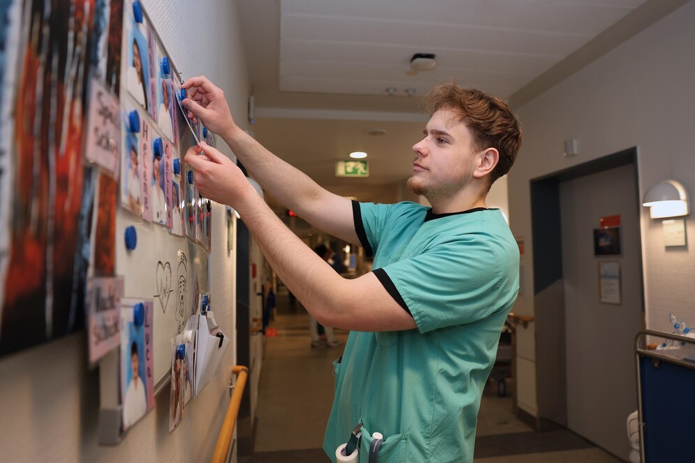 Pflegeschüler vor einer Pinnwand