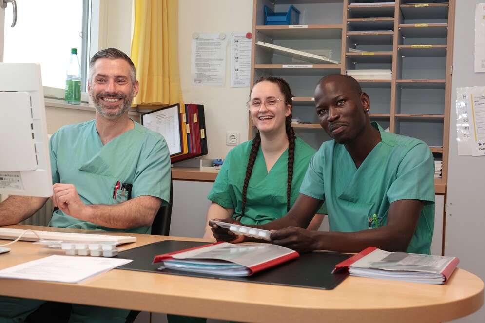 Drei Pflegekräfte im Stationszimmer