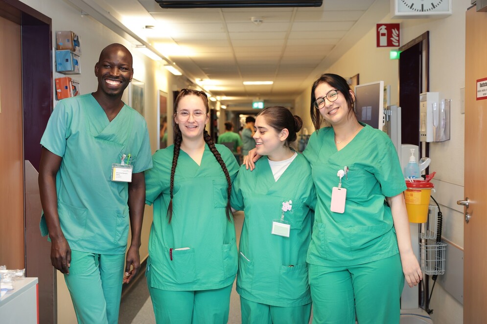 Gruppenfoto von vier Pflege-Auszubildenden
