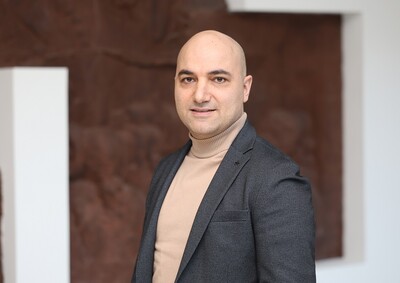 Porträtfoto von Dr. Deniz Karagülle