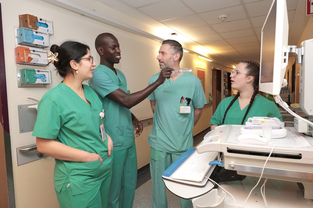 Pflege-Team im Gespräch auf Flur