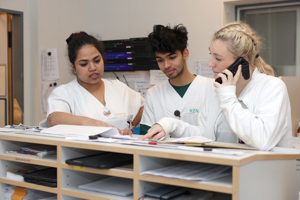 Drei Pflegeschüler in einer Besprechung