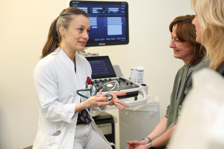 Ärztin im Gespräch mit Patientin