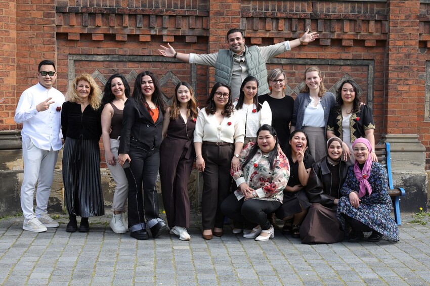 Gruppenbild der Absolventen vor der Feierstunde