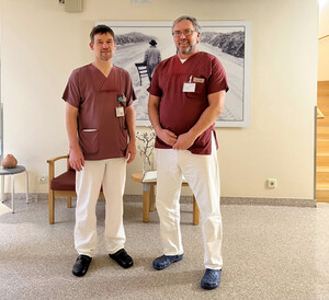 Volker Carstensen und Reinhold Peters in Dienstkleidung auf der Palliativstation