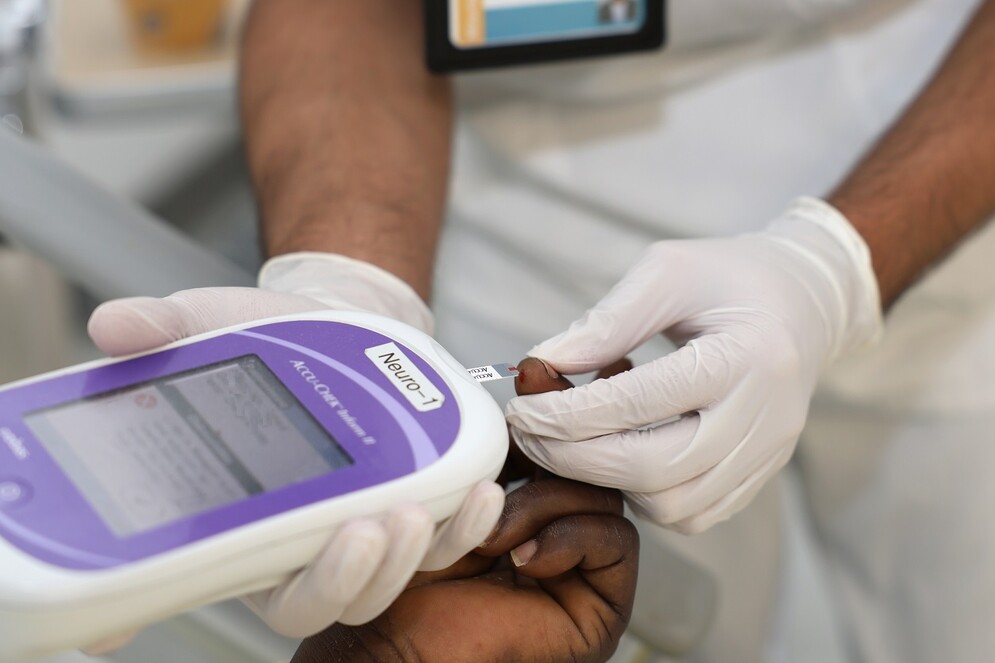 Detailaufnahme von Bedienung eines digitalen Messgeräts