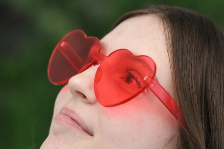 Frau mit rosaroter Sonnenbrille